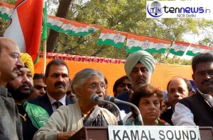 Sheila Dikshit addressing a rally at Hauz Rani in Malviya Nagar