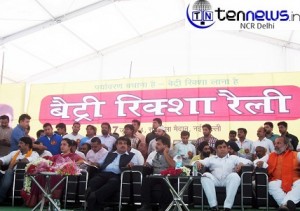 battery rickshaw rally ke dauran manch par virajman netajgun