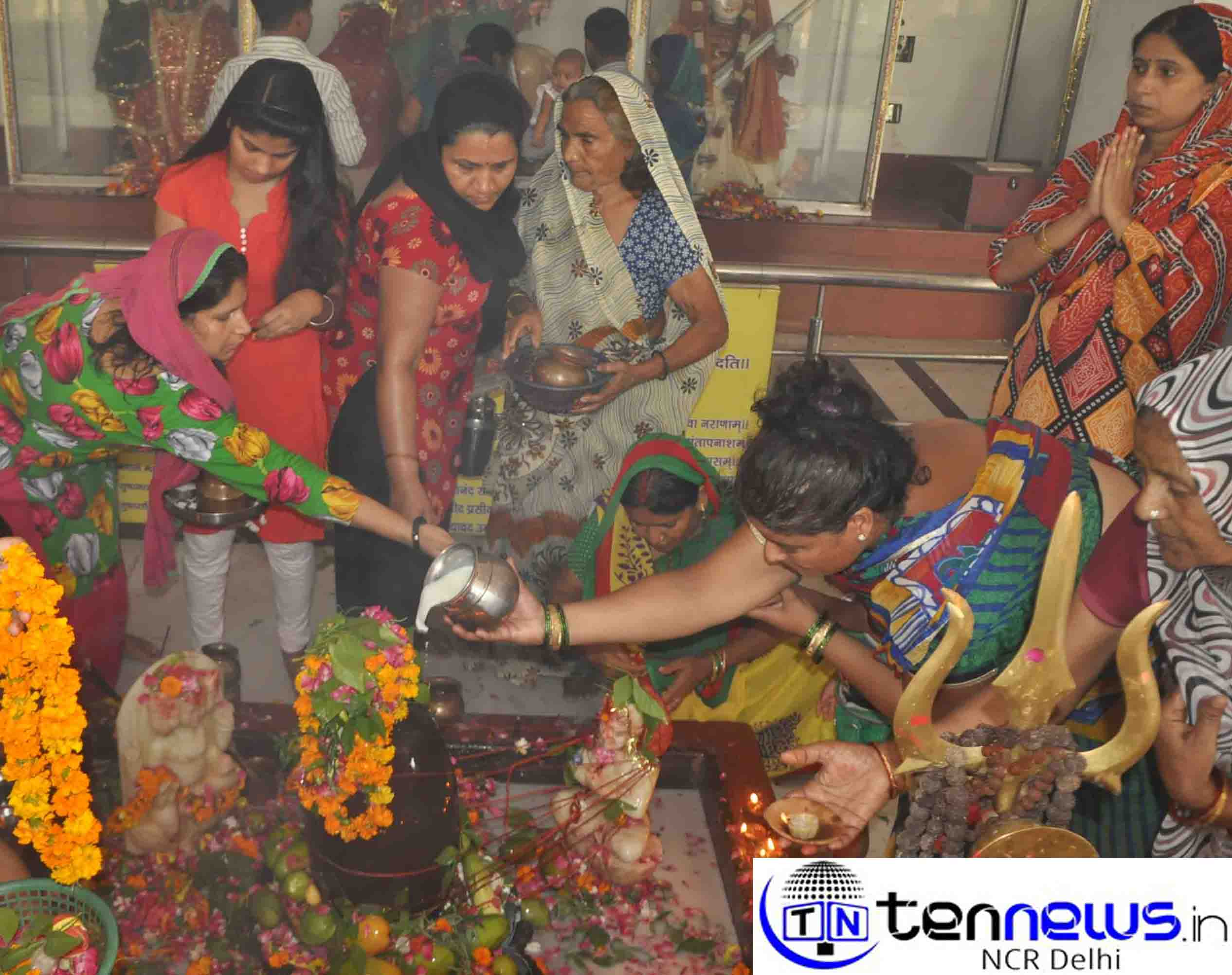सावन के पहले सोमवार में ग्रेटर नोएडा के डेल्टा 1 के शिव मंदिर में उमंड़ी भक्तो की भीड़।