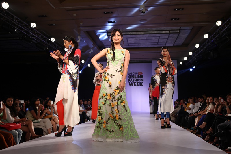 Yami Gautam (Centre), celebrity mentor at Jabong Online Fashion Week and showstopper for Rajdeep Ranawat 