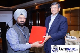 Dr. Harvinder Singh, Marketing Area Chair, presenting plaque to Prof. Jagdish Sheth at 4th AIM-AMA Sheth Foundation Doctoral Consortium