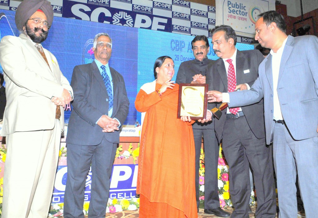 Hon'ble Min Uma Bharti conferring CBIP award 2015 to Prashant Panda, President, ACME