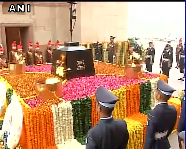 the amar jawan jyoti at india gate armyday tennews in national news portal breaking news live news delhi news noida news national news politics business education medical films features tennews in