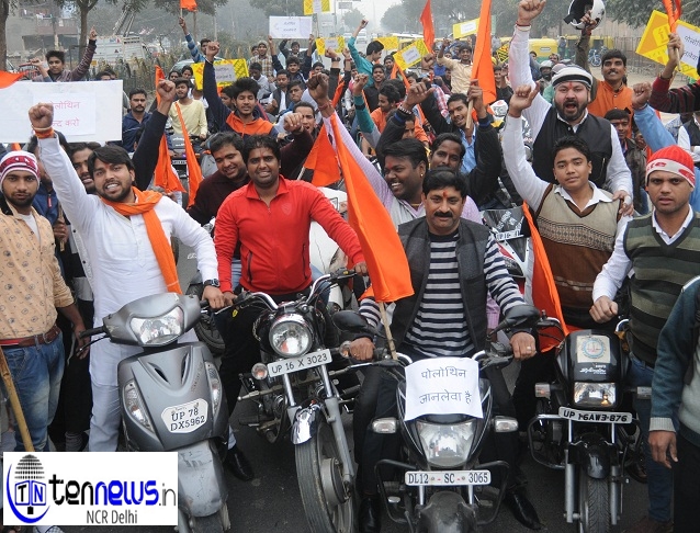 polythine band karne ko lekar sec 25a adobe choraha se bike rally nikaalte hindu yuva vahini ke karykarta4