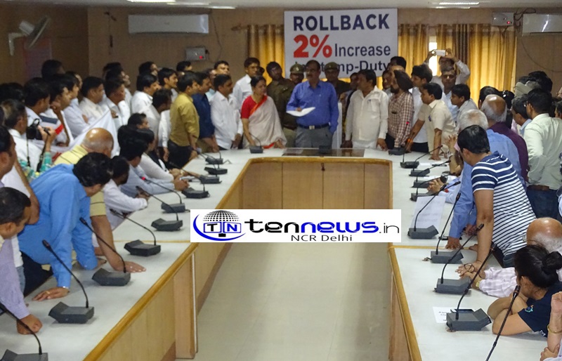 BJP MLA Bimla Batham & buyers protested at collectrate against