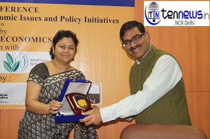 Dr Rajat Khaturia felicitated by Dr Sunita Singh