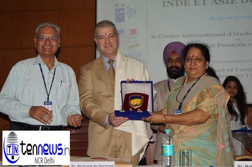 Dr Bertrand de Hartingh felicitated by Dr (Mrs) Balvinder Shukla