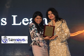 Parull Mahaajan Receiving Award from Harbeen Arora