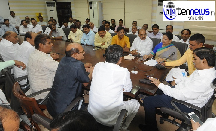 noida ke grameeno ki samasya ko lekar noida pradhikaran me ceo rama raman ke saath meeting karte vidhayak va gaon ke log