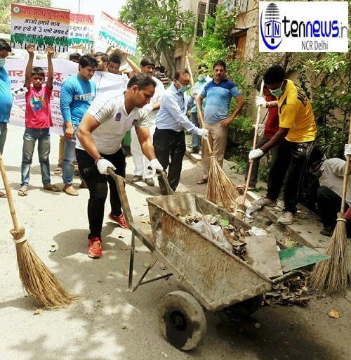 noida sec22 me safai karte nav urja yuva manch ke karykarta