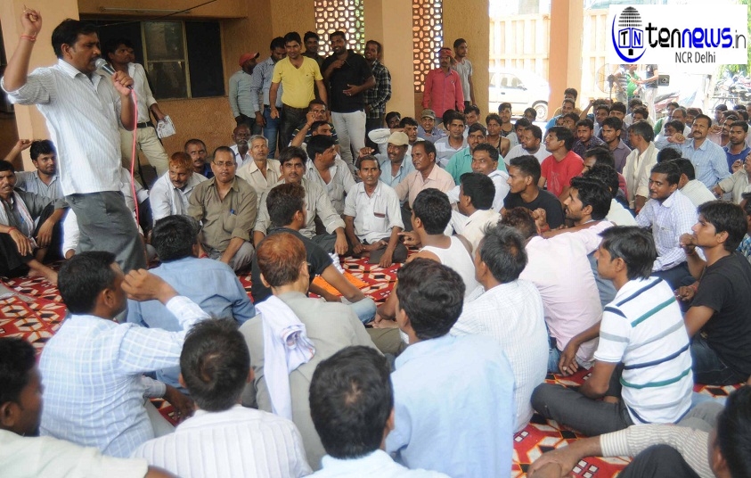 noida sec 16 bijali office par pradarshan karte savida karmchari5