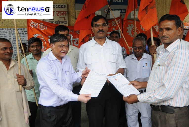 noida sec-19 city majistrate office par bijli dept ke asthai karamche ne keya pradhsan gyapan dete hue-5