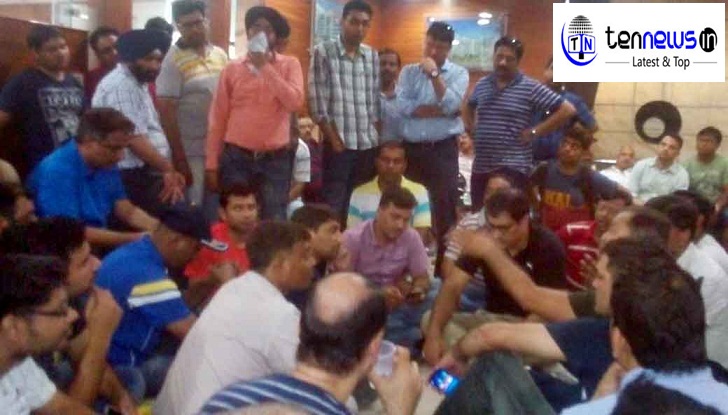 noida sec 62 me amrpali builder ke office par buyers ka dharna
