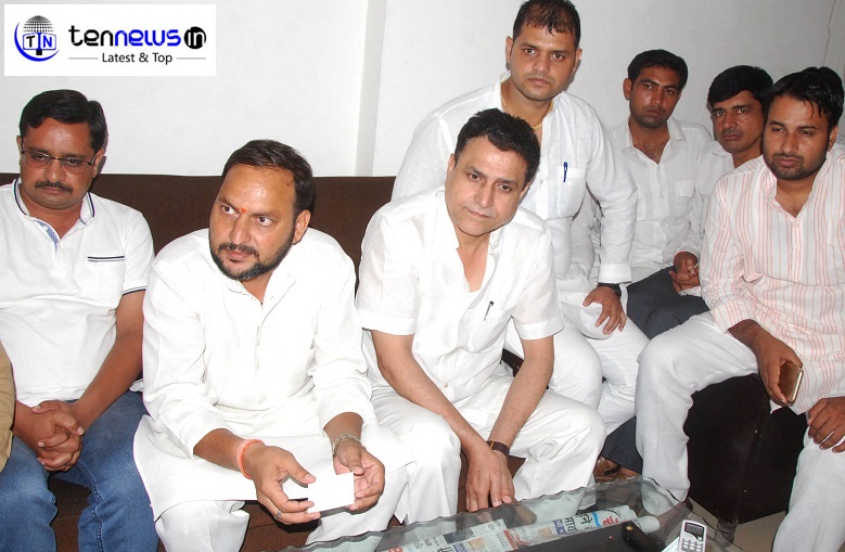 noida sec 73 me party ki yojanaao ke bare me jankari dete rashtriya lokdal ke jila adhyaksh bijender yadav