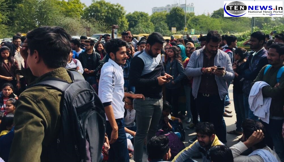 शारदा यूनिवर्सिटी पर लगा 5 हजार छात्रों के भविष्य से खिलवाड़ का आरोप, सैकड़ों छात्रों ने दिया धरना
