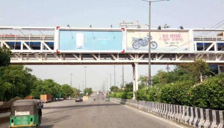 नोएडा प्राधिकरण द्वारा बनाया जा रहा सेक्टर-71 मार्ग पर फुट ओवर ब्रिज, नौकरी करने वाले लोगों के लिए होगी सुविधा