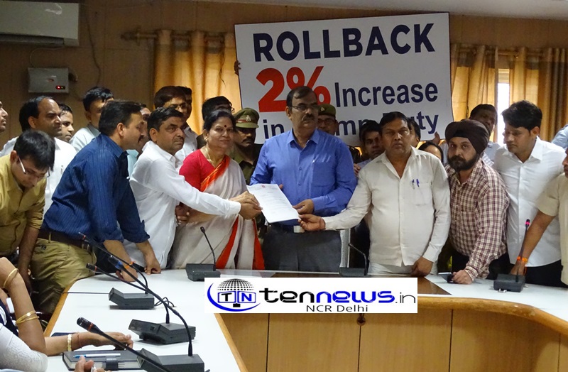 BJP MLA Bimla Batham & buyers protested at collectrate against