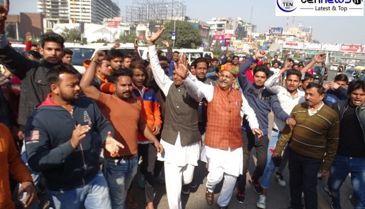 Protest against Padmavati Continues in Noida, Rajput Uthaan Sabha Threatens to Stall release