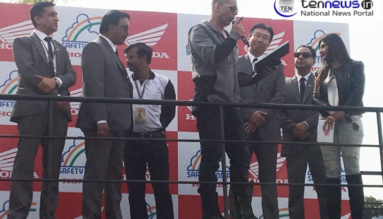 "Wear Helmets, Ride Safely" Padman Akshay Campaigns for Honda at Auto Expo 2018