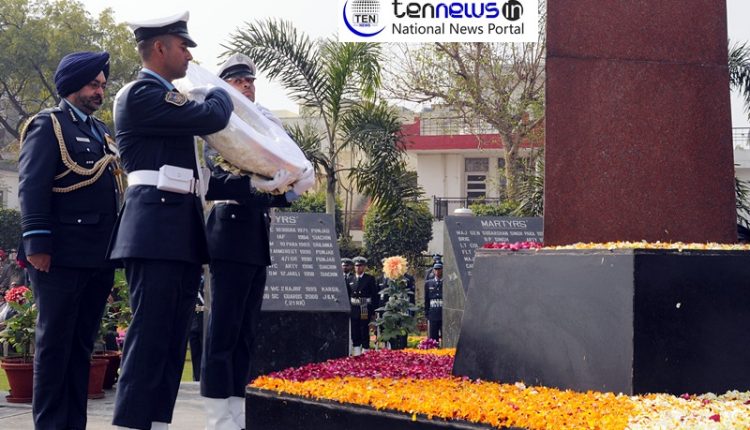 Air Chief Marshal Birendra Singh (COAS) Pays Tribute at Noida Saheed Smarak |
