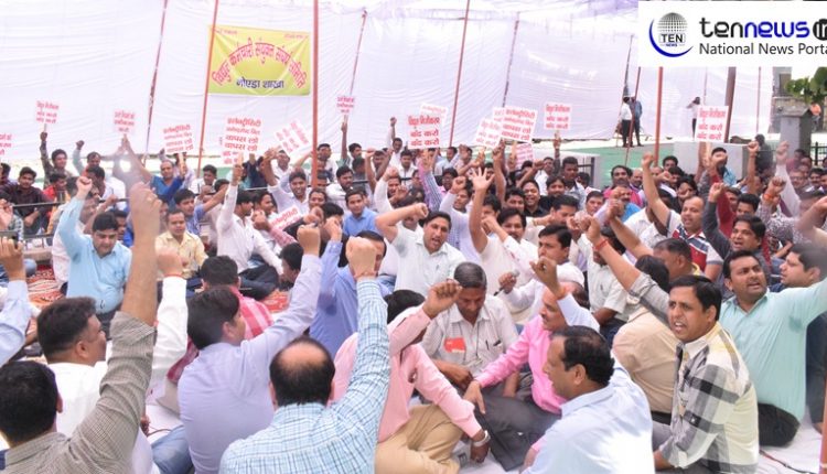 Noida Power Cooperation Employees Fierce Protest | Demand No To Privatization
