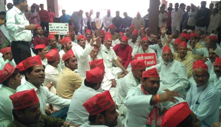 Hundreads of SP Workers Protest in Greater Noida's Dadri alleging Power Corporations Highhandedness