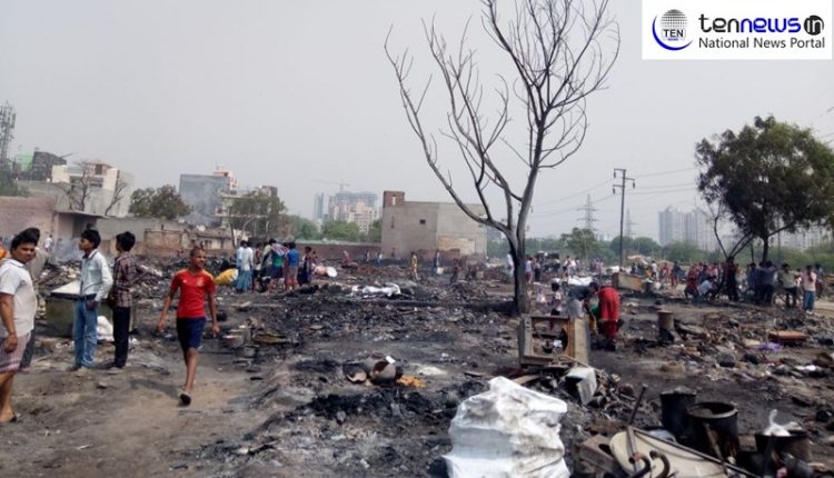 Huge fire engulfs shanties in Noida, Hundreads of families left without shelter