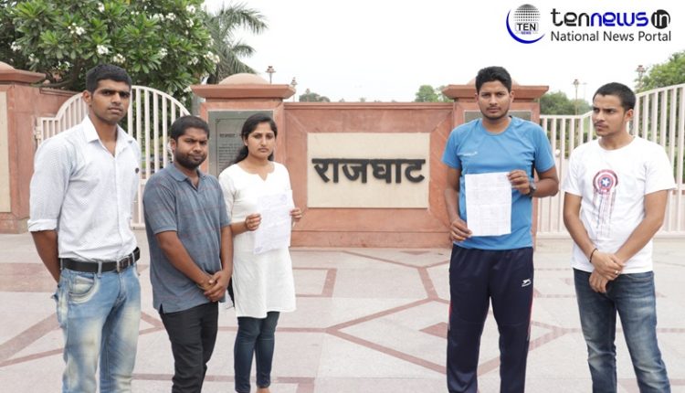 SSC exam row: Students sitting peacefully on Hunger Strike at Rajghat Forcefully Removed by Delhi Police!