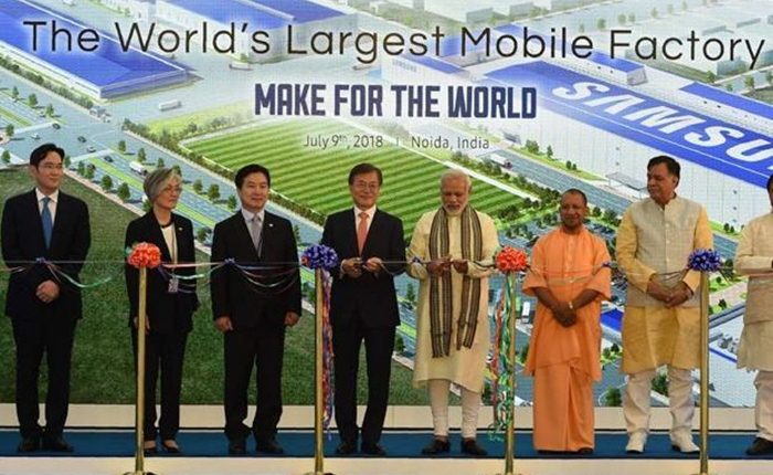 Poster war in Noida over credit of Samsung Plant Expansion