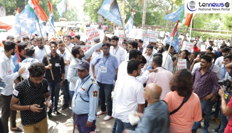 NSUI holds Protest March against metro fare hike in Delhi!
