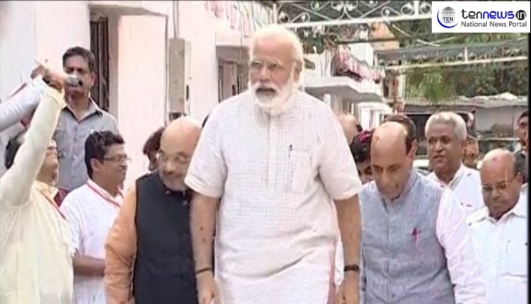 Modi leaves from AIIMS after visiting former PM vajpayee, medical bulletein awaited