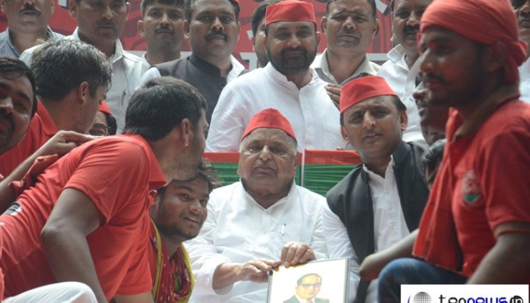 Samajwadi Party leaders unite in Delhi, Akhilesh Mulayam share stage