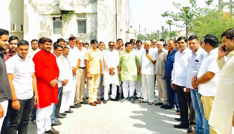 दरोगा ने युवक को जड़ा तमाचा, एसएसपी कार्यालय का किया घेराव