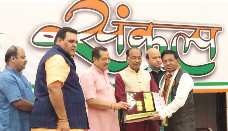 Francis Masih honoured with 'Mahatma Gandhi Prestigious Award' for his contribution to society