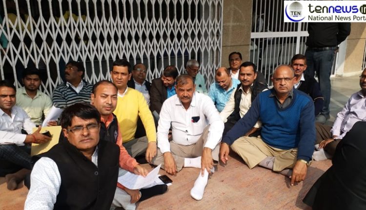 कलेक्ट्रेट कर्मचारी संघ के बैनर तले लिपिक वर्ग धरने पर बैठें