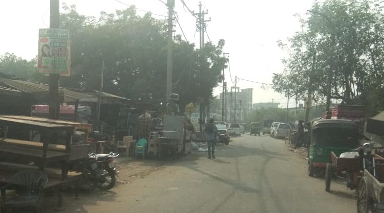 तुगलपुर में अवैध रूप से कब्ज़ा कर सड़क पर चल रहा कारोबार, स्थानीय नागरिकों को भारी असुविधा