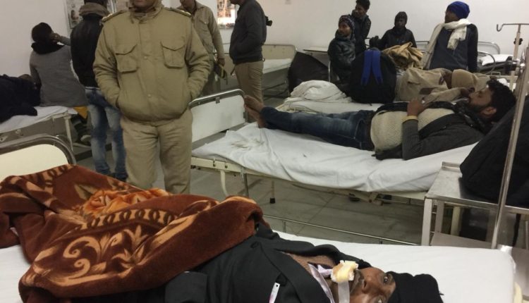 यमुना एक्सप्रेस वे पर कोहरे के चलते खराब ट्रक से टकराई बस, 15 लोग घायल