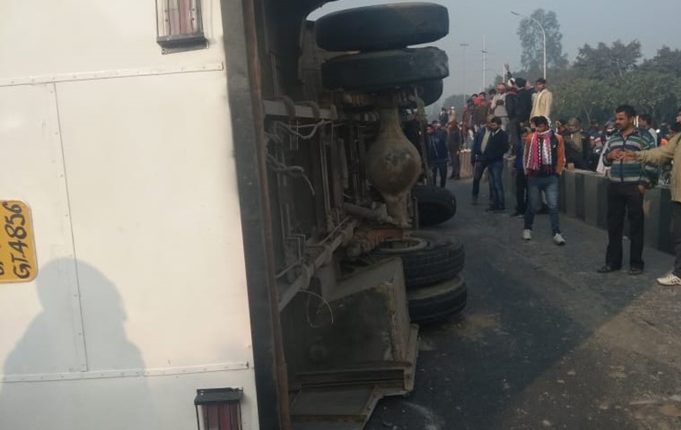 प्राइवेट कम्पनी के कर्मचारियों से भरी बस डिवाडर से टकराकर पलटी, 5 दर्जन लोग हुए घायल