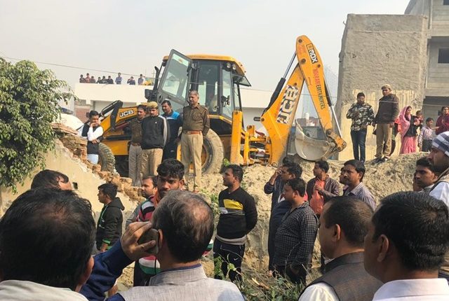 नोएडा: स्कूल की दीवार गिरने से दो छात्र की मौत तीन घायल