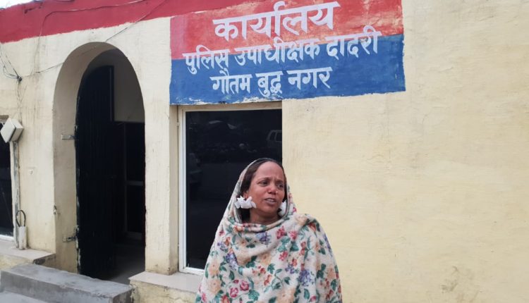 ग्रेटर नोएडा में शराब के लिए पत्नी ने नही दिए पैसे , हैवान पति ने कान काटकर निकाले कुण्डल