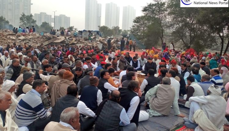 Farmers Home Vandalized: Hundreds of farmers Stage protest against Noida Authority