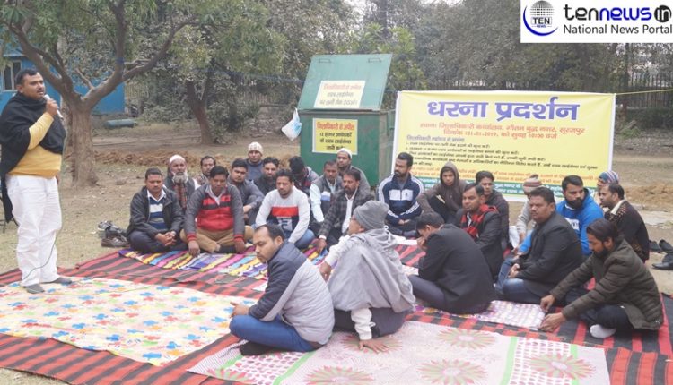 अन्ना हजारे के समर्थन में कलेक्ट्रेट कार्यालय में धरने पर बैठे करप्शन इंडिया संगठन के कार्यकर्ता