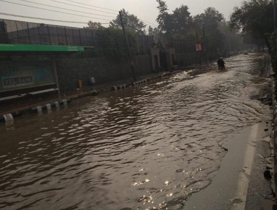 Delhi streets waterlogged as heavy rainfalls hits the National Capital