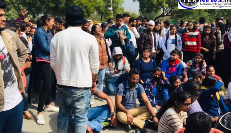 शारदा यूनिवर्सिटी पर लगा 5 हजार छात्रों के भविष्य से खिलवाड़ का आरोप, सैकड़ों छात्रों ने दिया धरना