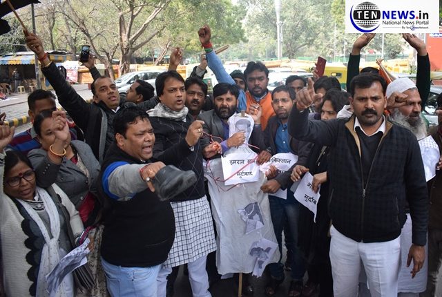 #PulwamaTerrorAttack: Anger Grips India, Yuva Janata Dal thrashes Pak PM Imran Khan’s Effigy