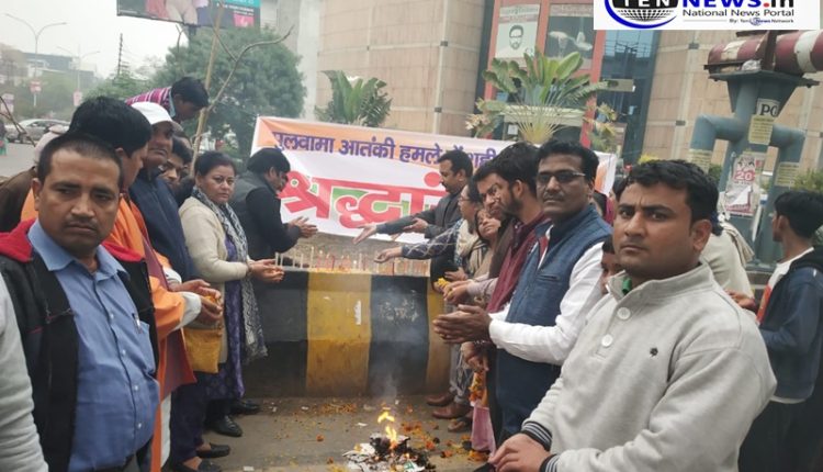 Pulwama Attack : Angers grip Nation, BJP workers burn Pakistan Flag in Noida