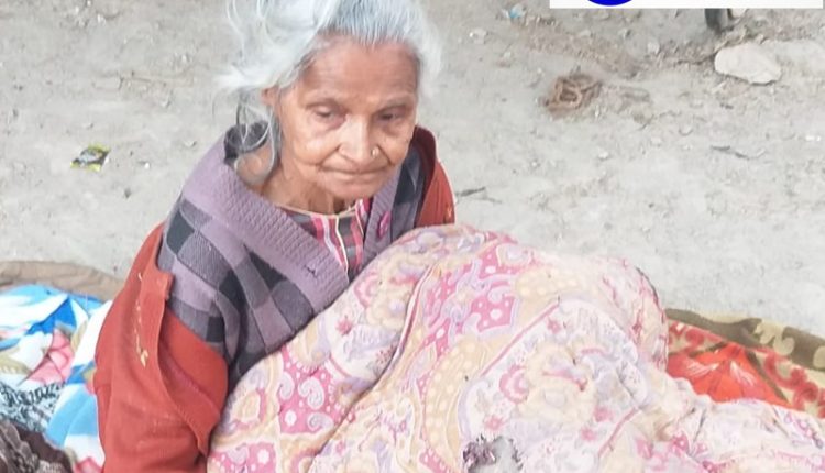 In a shameful act sons abondons 80-year-old mother on road, Noida's Security guard Rescues her