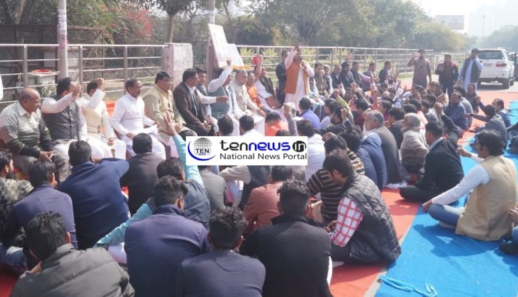 आतंकी हमले के खिलाफ गुस्से में ग्रेटर नोएडा की सड़कों पर उमड़ा जनसैलाब , बदले की माँग