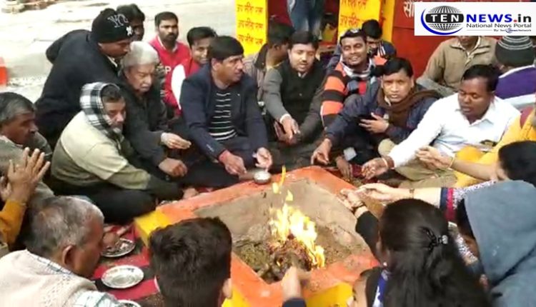Samajwadi Party Workers in Noida Mourns the death of Martyrs of Pulwama With Havan