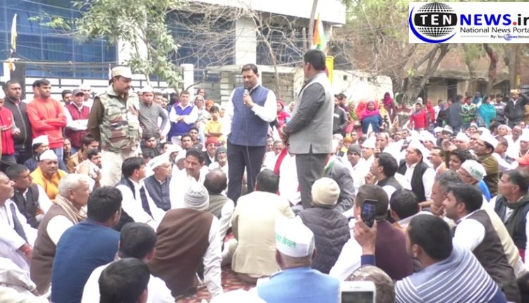 Farmers protest at Noida Authority, demand 10 percent compensation against acquired land